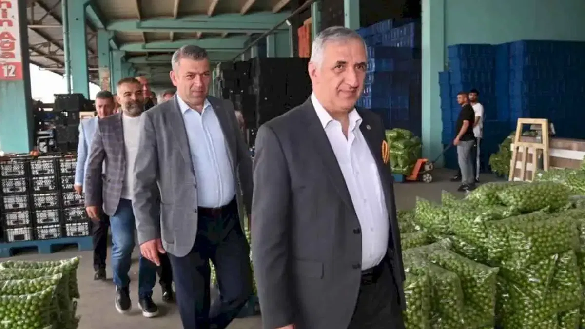 Manisa'da Turgutlu Sebze ve Meyve Hali açıldı