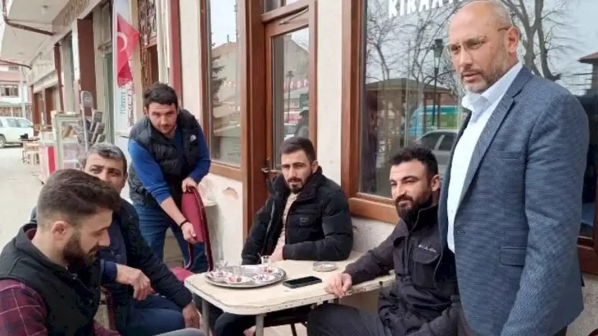 Kooperatif başkanı traktörünü seçim arabası yaptı