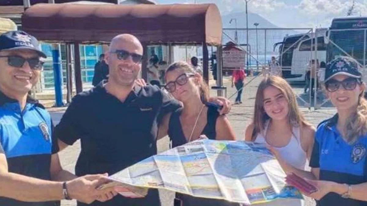 Alanya polisinden turistlere 4 dilde tanıtım
