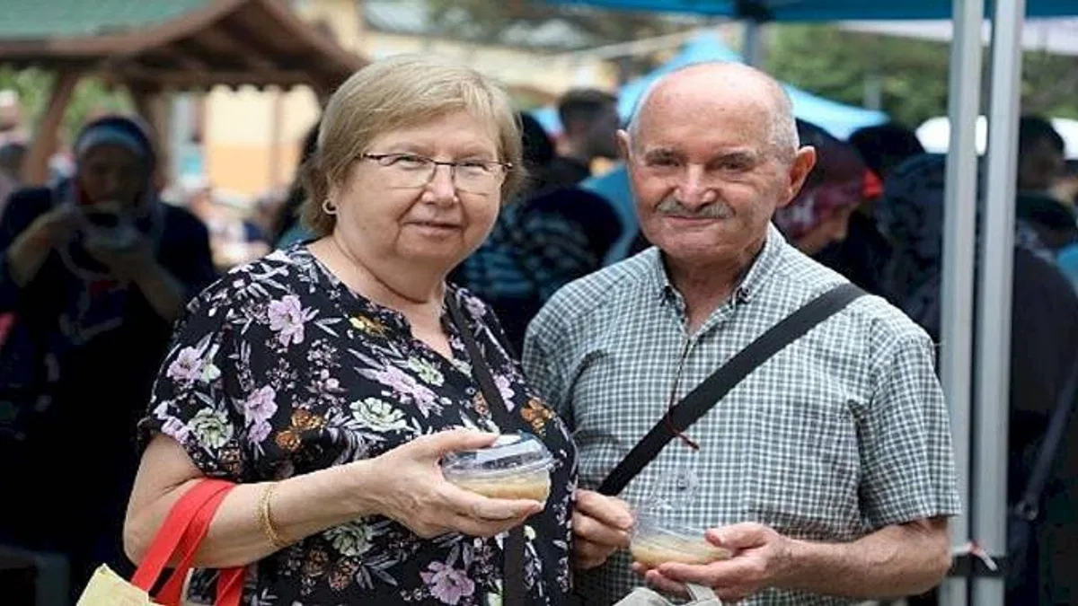Kocaeli Büyükşehir'den esnaf ve vatandaşa aşure ikramı