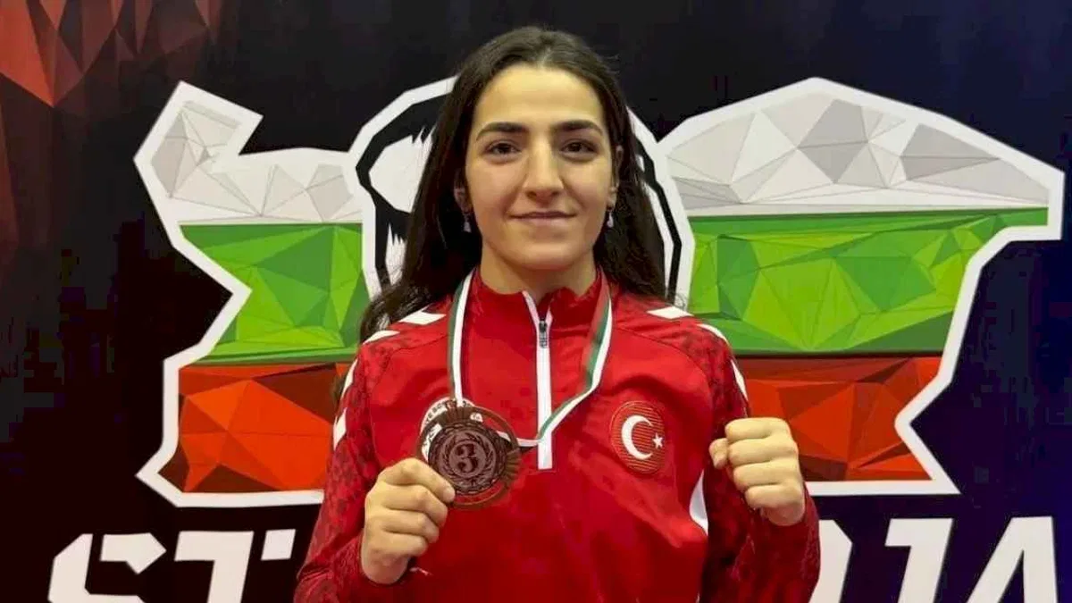 Ece Asude Bulgaristan’dan madalyayla döndü