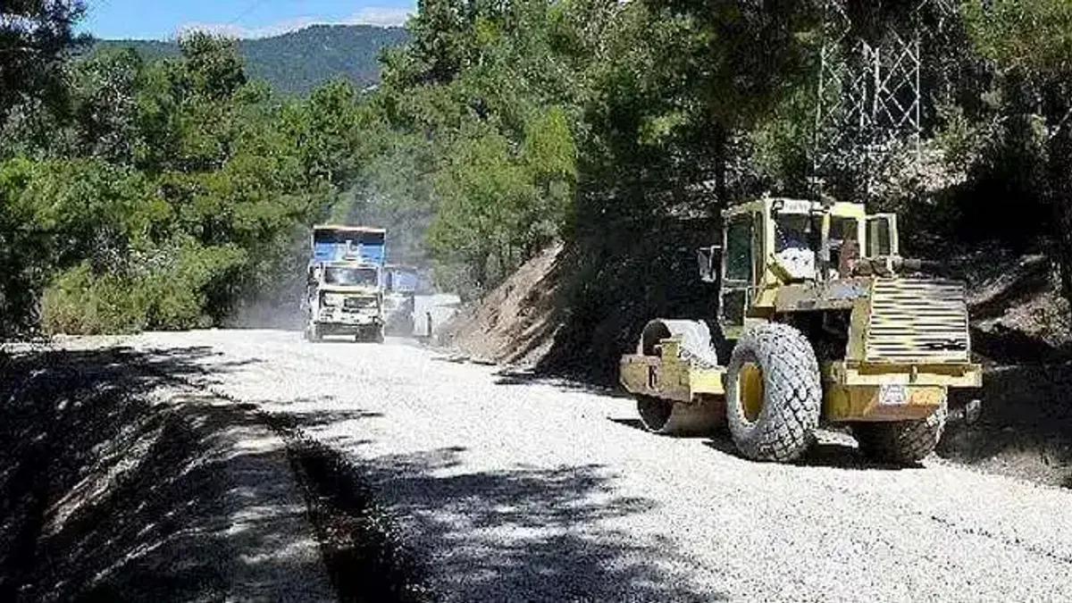 Kaş Yuvacık grup yolu asfaltlanıyor