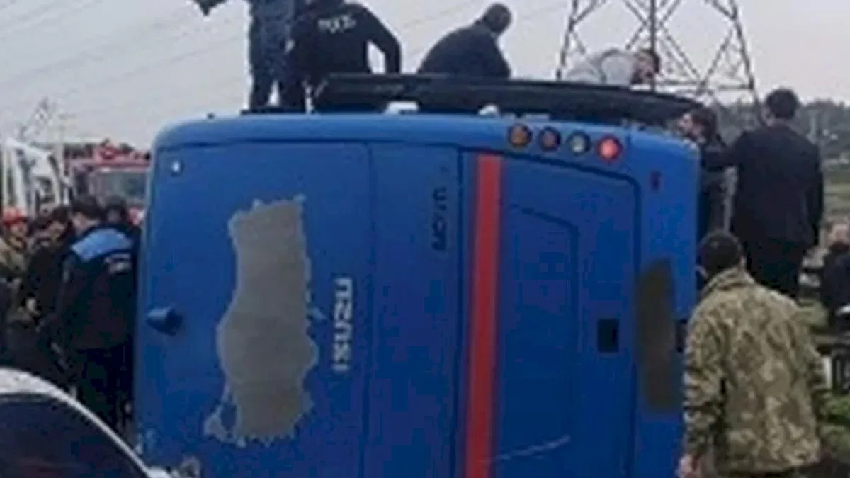 İstanbul'da cezaevi nakil aracı devrildi: 19 yaralı