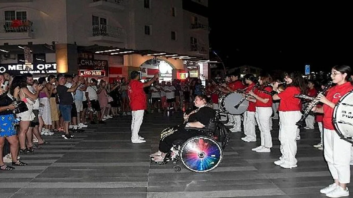 Cumhuriyet Bandosu Kemer'i salladı