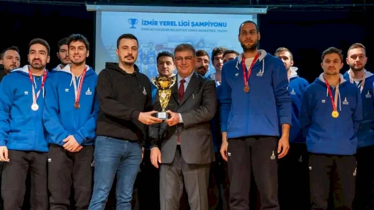 İzmirli şampiyonlar kupalarını Başkan'a teslim etti