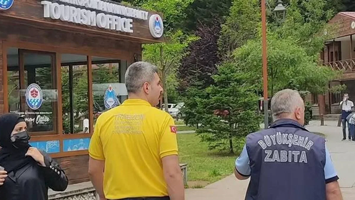 Turistlerin yüzü zabıta ile güldü