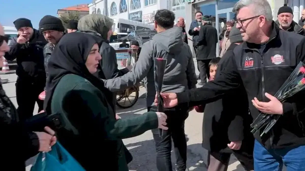 Nevşehir Belediyesi kadınlara binlerce çiçek dağıttı