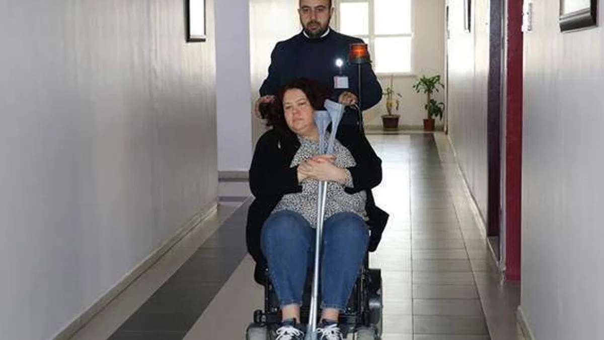 Rahatsızlığı bulunan doktor, 'istirahat'i değil 'koltuk değnekleriyle çalışma'yı seçti