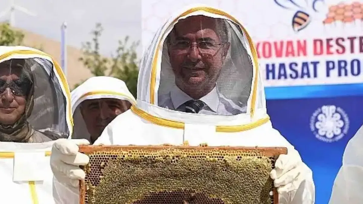 Selçuklu Belediyesi'nin kırsal mahallelerde kalkınmanın ve hayvansal üretimin geliştirilmesi amacıyla hayata geçirdiği '% 50 Hibeli Arılı Kovan Desteği'ne başvurular başladı.