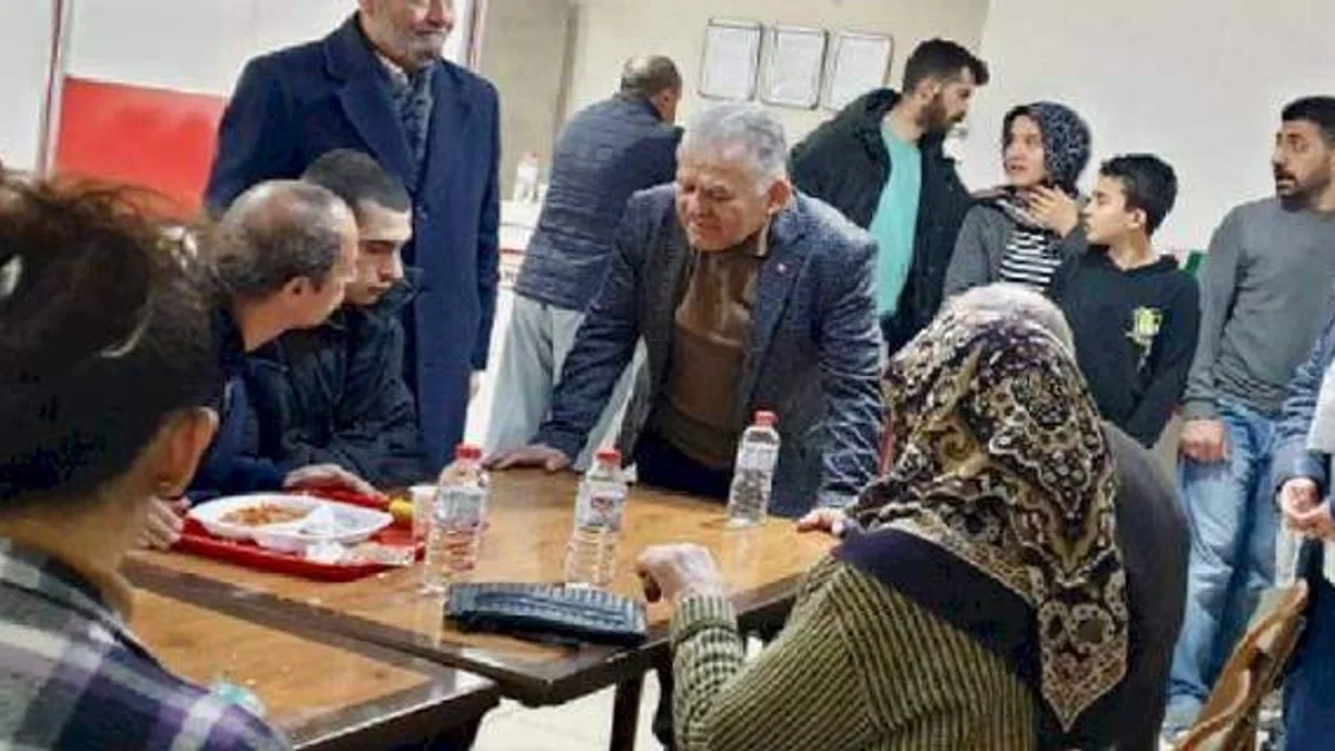 Memduh Büyükkılıç depremzedelerle buluştu