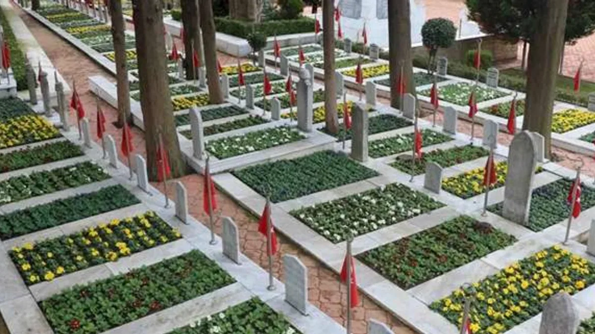 Şehitlikler, "18 Mart Çanakkale Zaferi" için hazırlandı