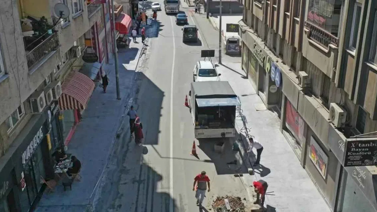 Ordu Ünye Saray Caddesi’nde kaldırımlar yenileniyor