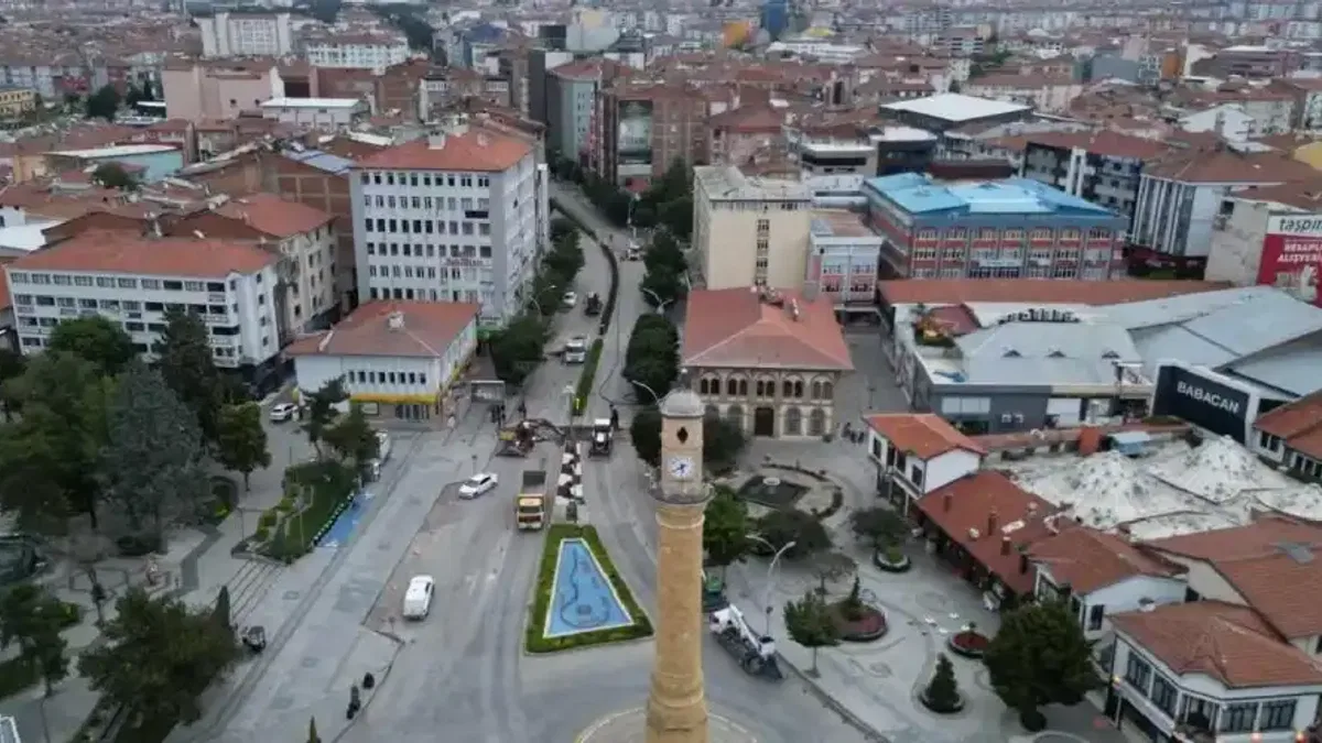 Çorum’da Gazi Caddesi’nde gece asfalt çalışması