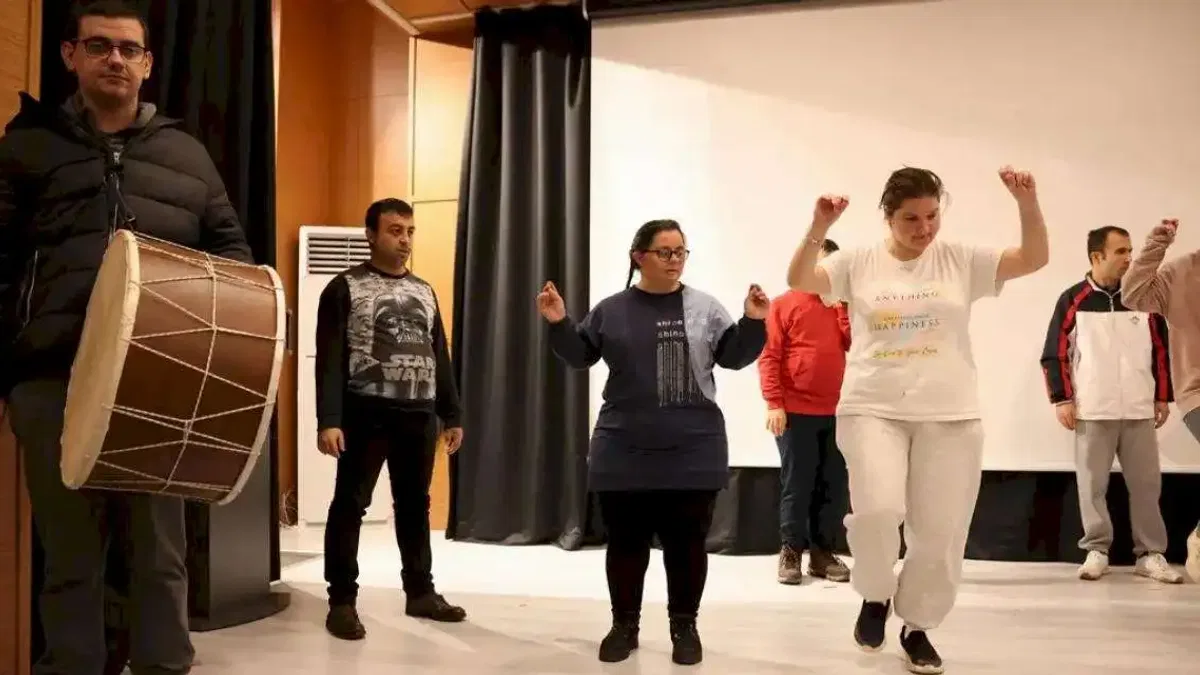 Kocaeli'de engelleri aşan adımlar sahneye taşınıyor