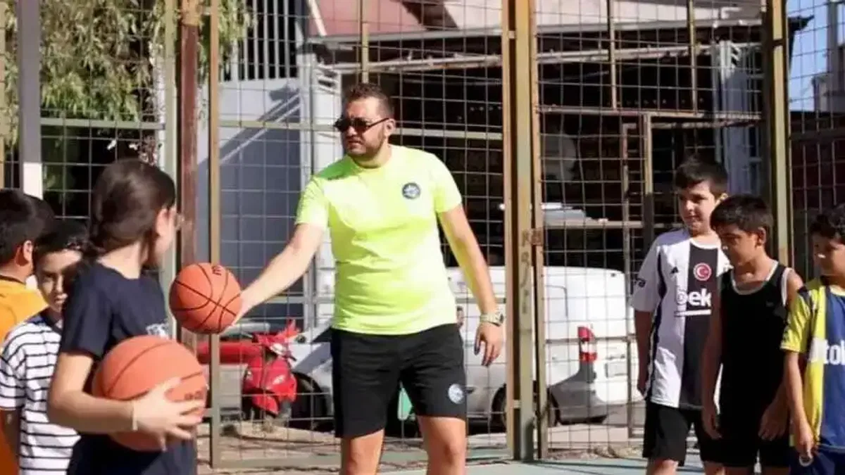 İzmir Karabağlar'da çocuklar 'yaz spor'larını sevdi