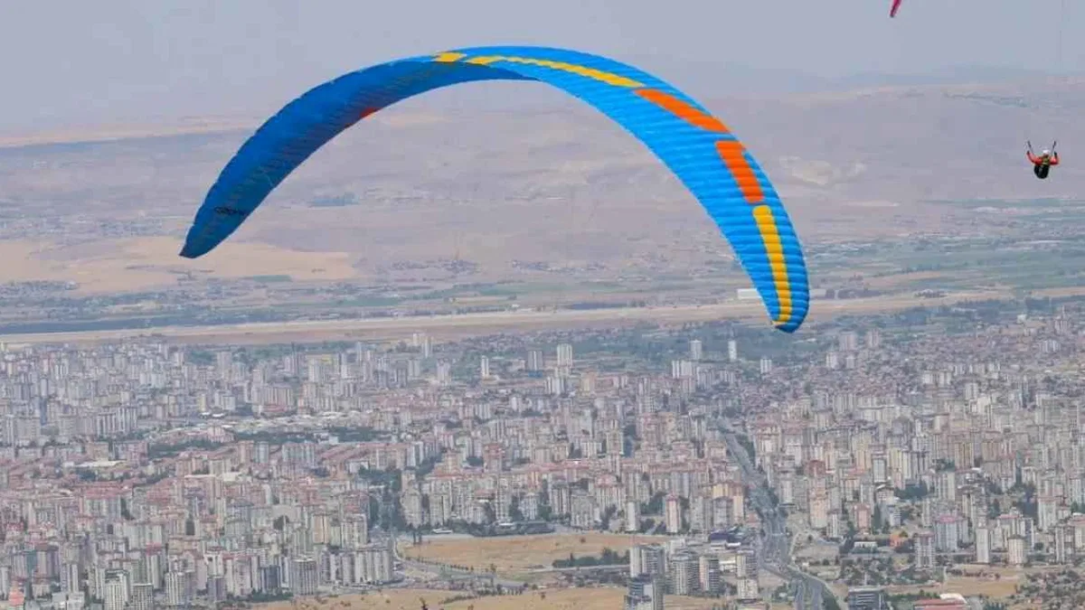 Kayseri'de yamaç paraşütçüleri kıyasıya yarıştı
