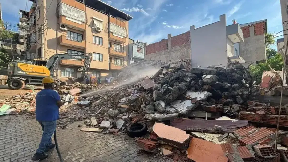 İzmir'de hasarlı yapılar için uzlaşı sağlandı yıkım gerçekleşti