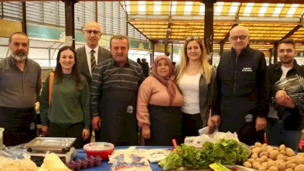 Nilüfer Belediyesi üretici esnafa pazar önlüğü dağıttı