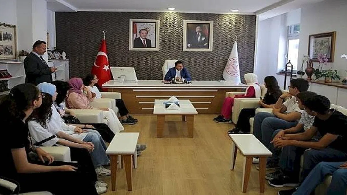 İzmir İl Milli Eğitim Müdürü Doç. Dr. Murat Mücahit Yentür LGS 2023'te Başarı Gösteren İmam Hatip Öğrencileriyle Bir Araya Geldi