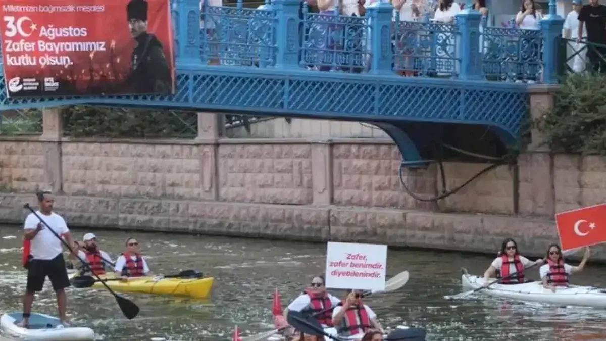 Eskişehir'de kano sporcularından unutulmaz gösteri