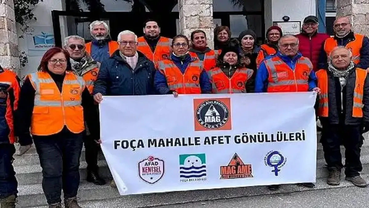 FOÇA ' nın mahalle afet gönüllüleri halkı depreme karşı hazırlıyor