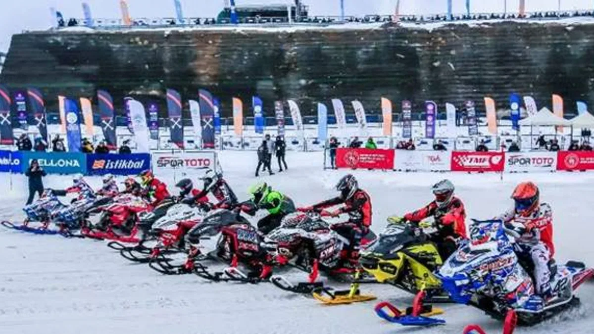 Kar motorlarının sesi Erciyes'te yankılandı