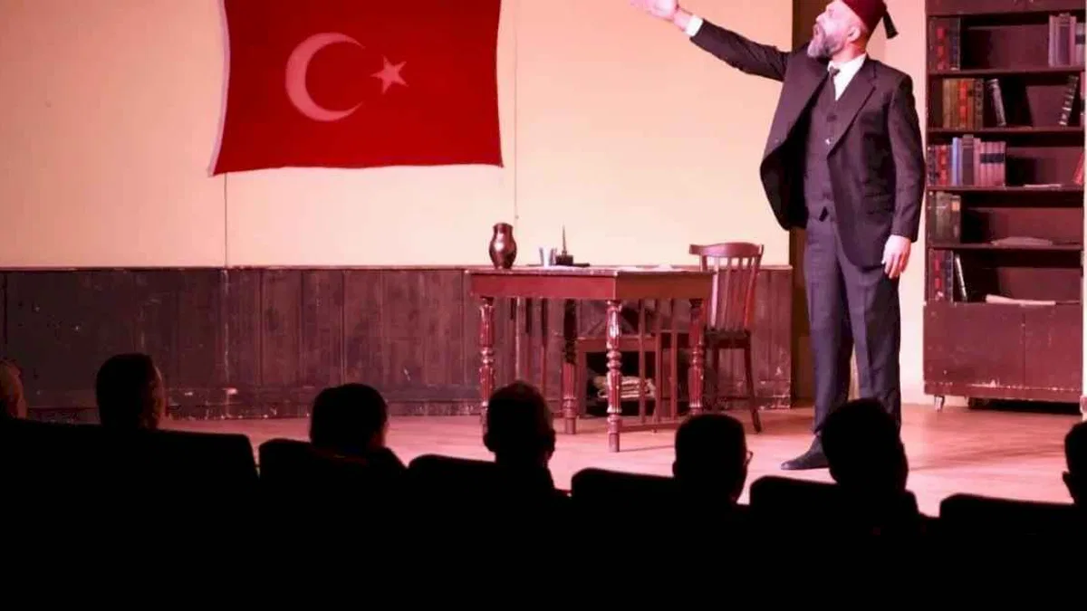 Bursa Osmangazi'de ‘Şair, Şiir, Şuur’ oyunu tiyatroseverlerle buluştu