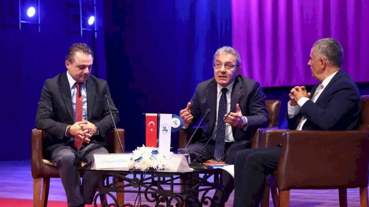 Gazeteci Çelik Türkiye'nin konumunu DEÜ'de değerlendirdi