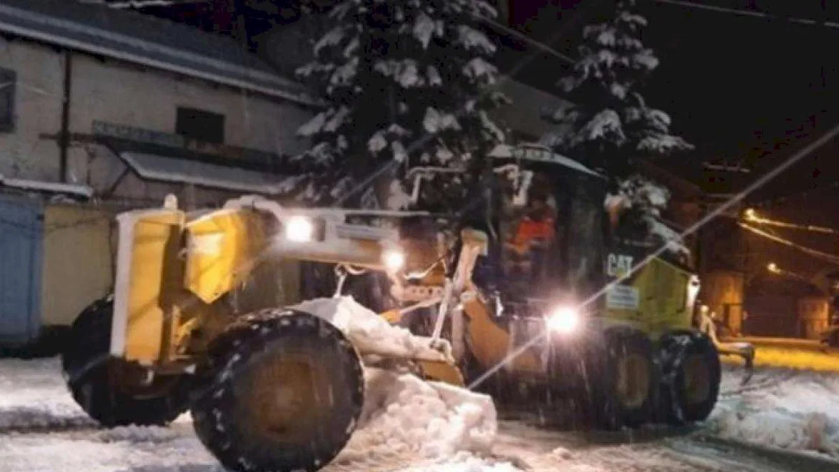 İnegöl'de gece boyu kar temizliği