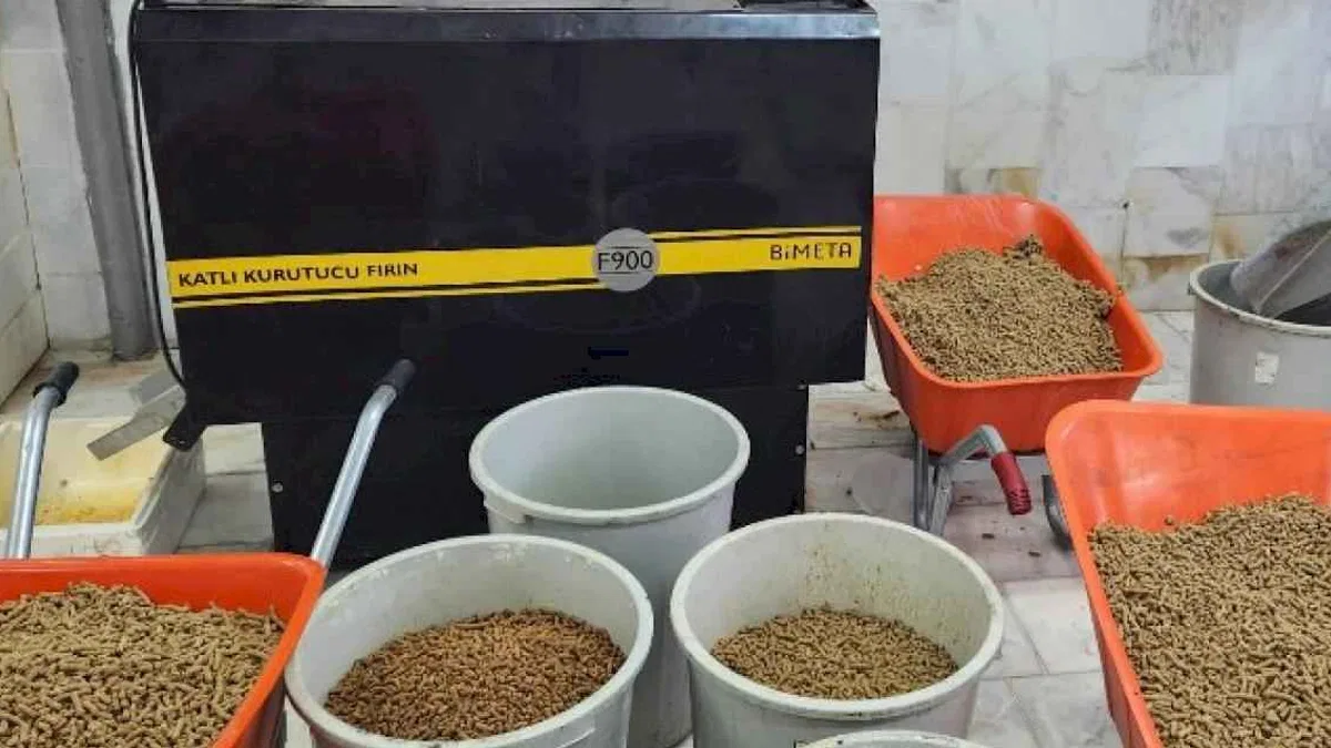 Muğla'da can dostlar için binlerce kilo mama üretildi
