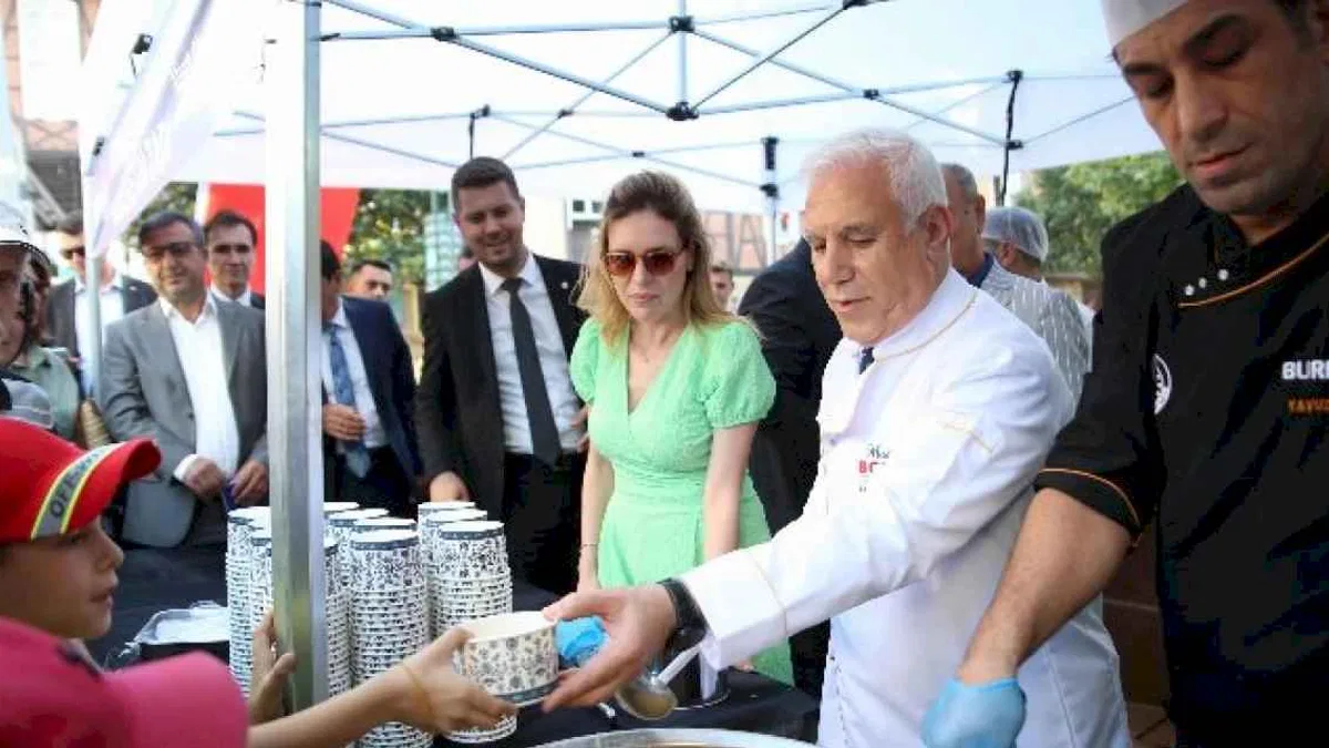Bursa'da aşure kazanları birlik ve beraberlik için kaynadı