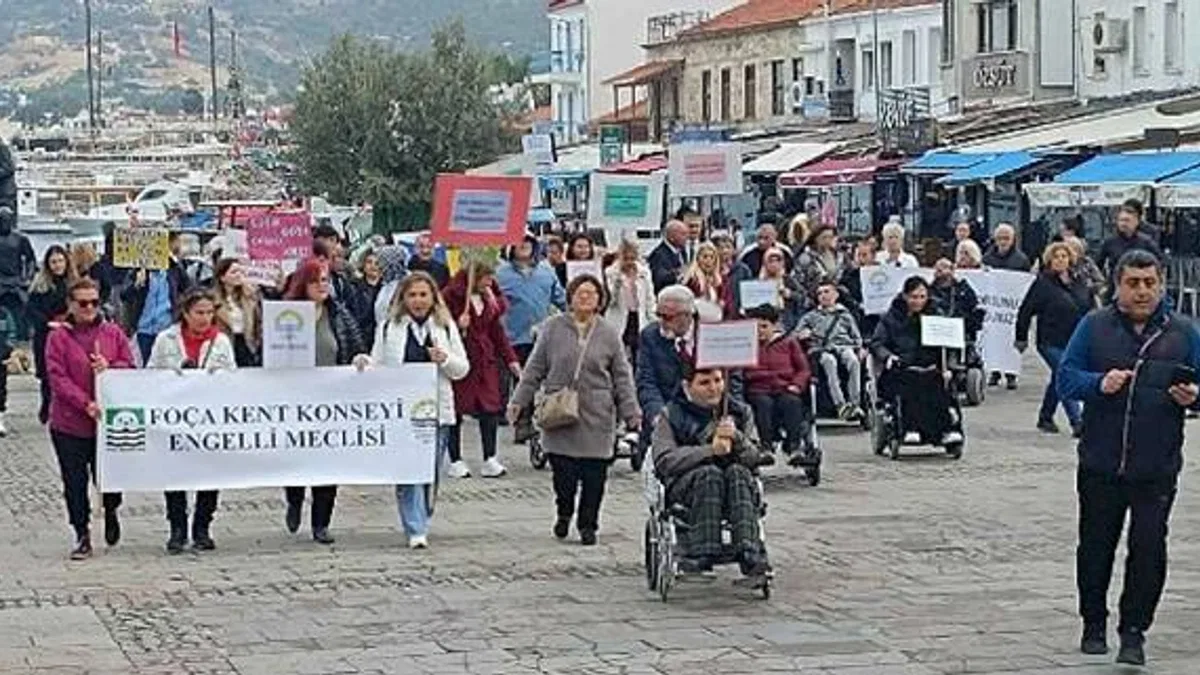 Foça'da Engelliler Farkındalık İçin Yürüdü