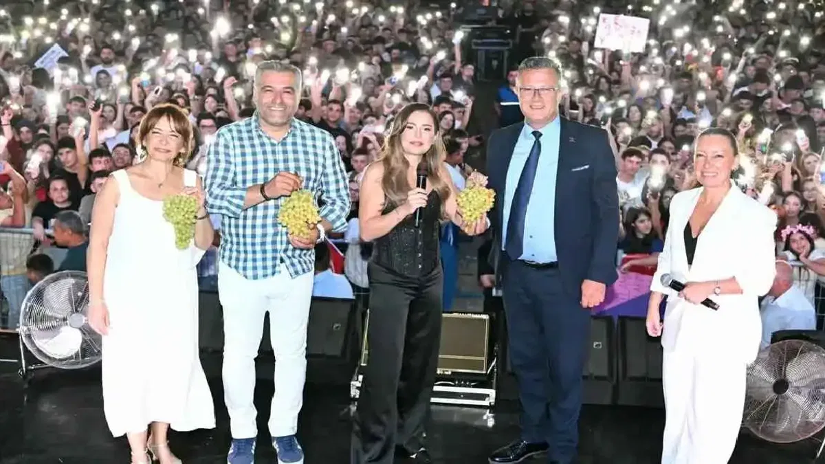 Manisa'da Alaşehir’in kurtuluşunda Merve Özbey coşkusu