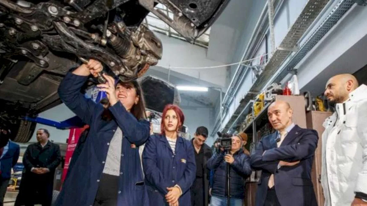 Otomotive kadınlar eli değiyor