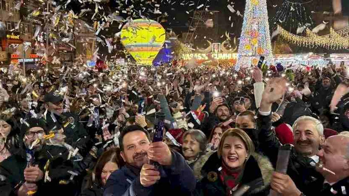 İzmitliler 2026’ya Belsa Meydanı'nda ‘merhaba’ dedi