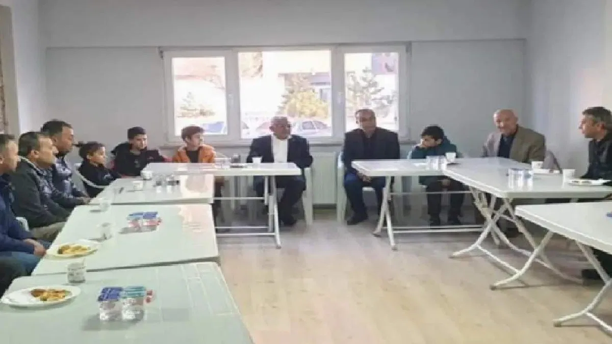 Kayseri protokolü depremzedelerle buluştu