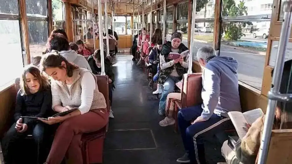 Nostalji tramvayında kitap okudular