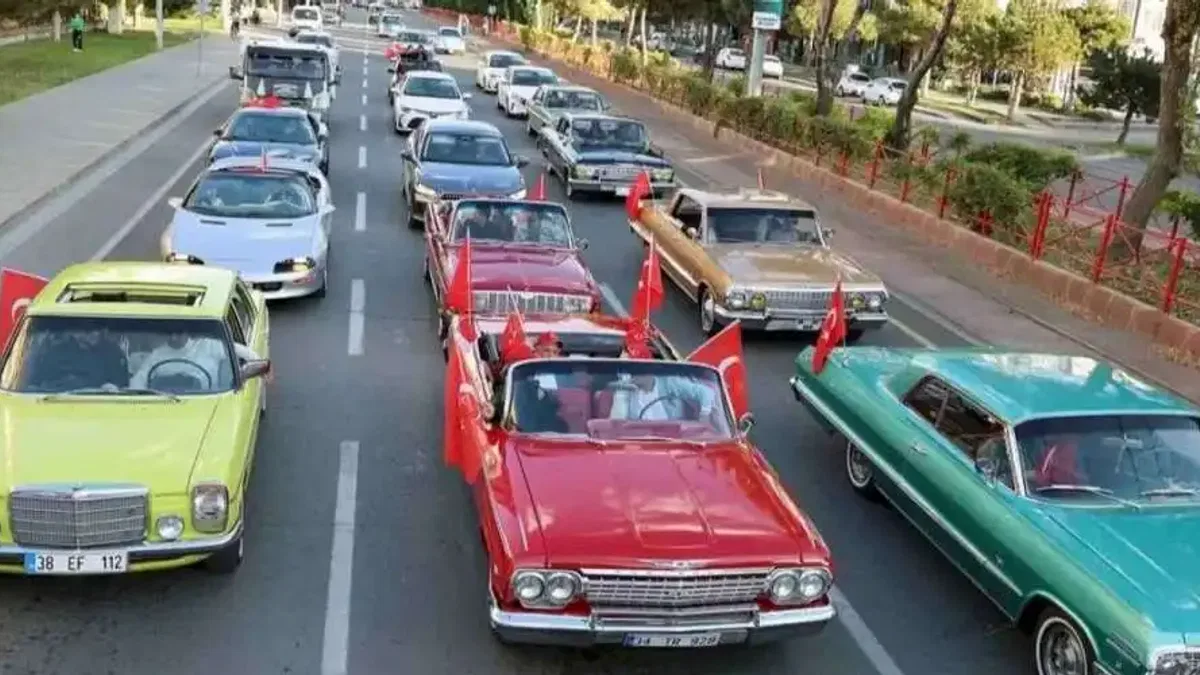 Kayseri Talas'tan klasik araçlarla Cumhuriyet coşkusu