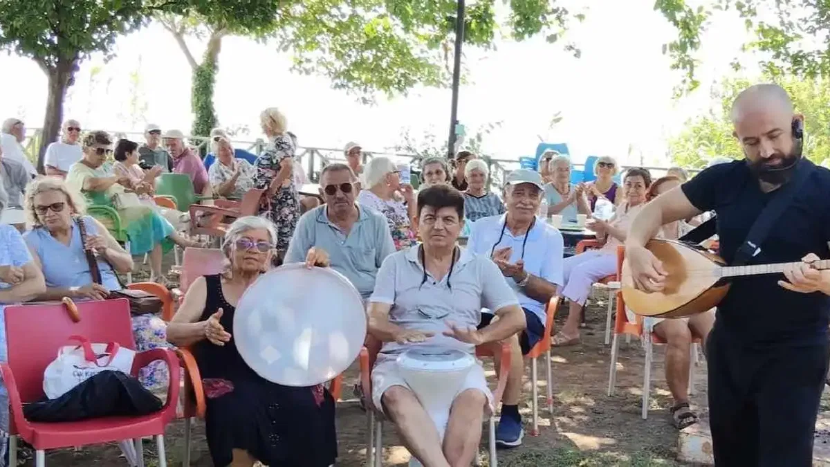 Antalya Muratpaşa’da yaşlılar türkülerle buluşuyor