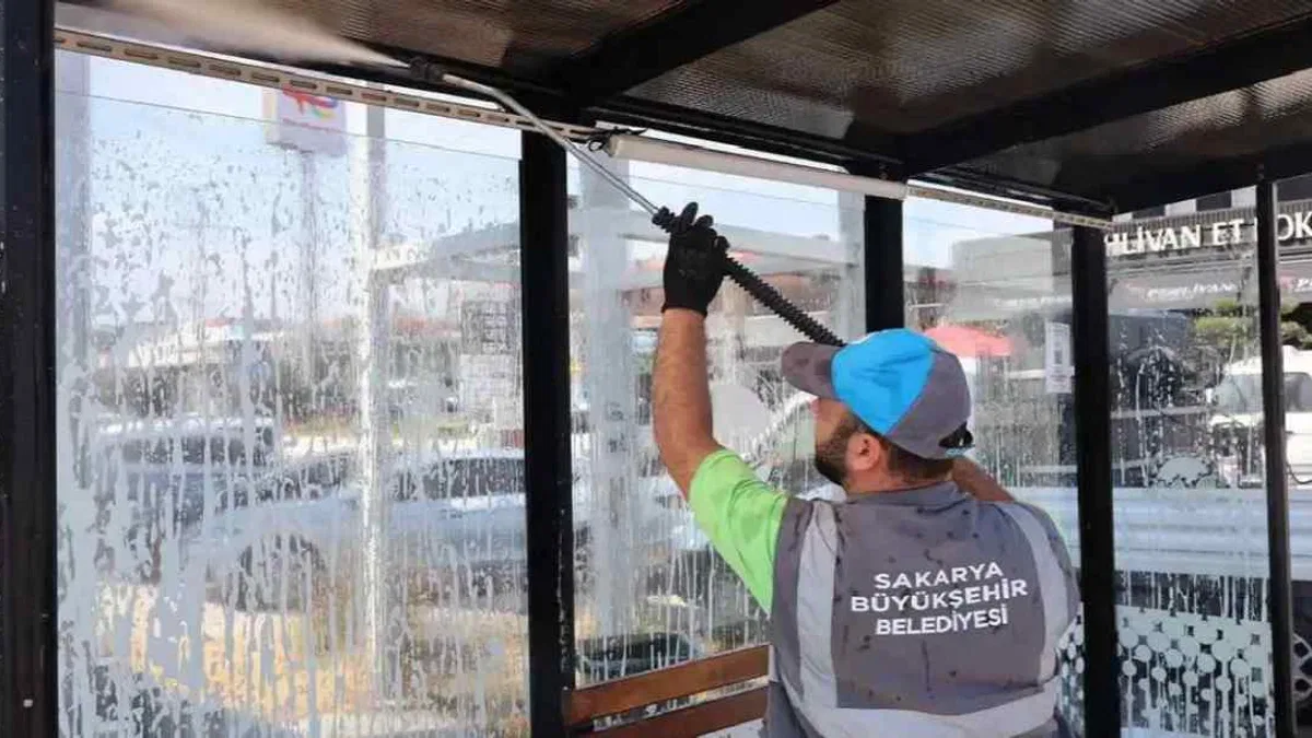 Sakarya Büyükşehir 16 ilçede durakları tek tek temizliyor