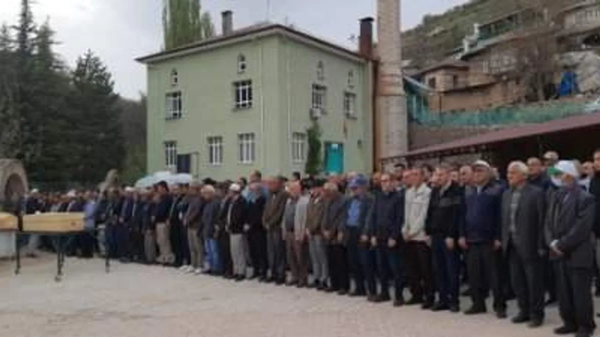 Yanan evden çıkarılan anneyle oğlunun cenazesi defnedildi