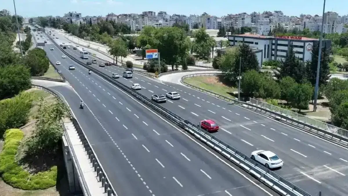 Antalya’da kavşak girişi üç şeride çıkarılarak genişletildi