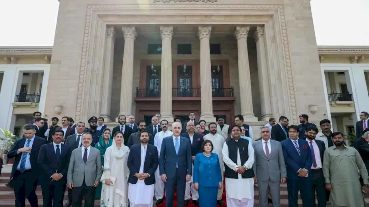 Pakistan'da Kurtulmuş'tan Pencap Eyalet Meclisi'ne ziyaret