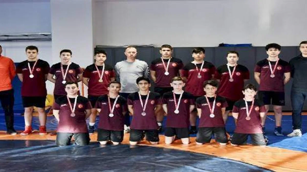 Aliağalı güreşçiler başarılarına yenilerini ekledi