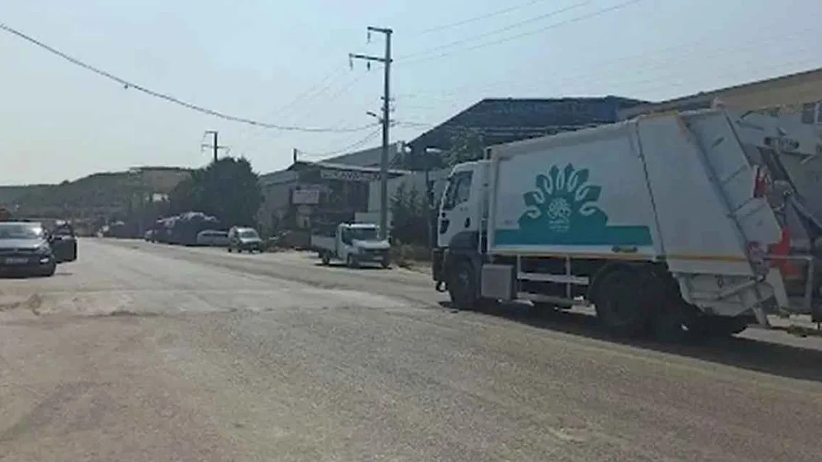 Geçit Mahallesi’ndeki bu kasis trafiği tehlikeye sokuyor