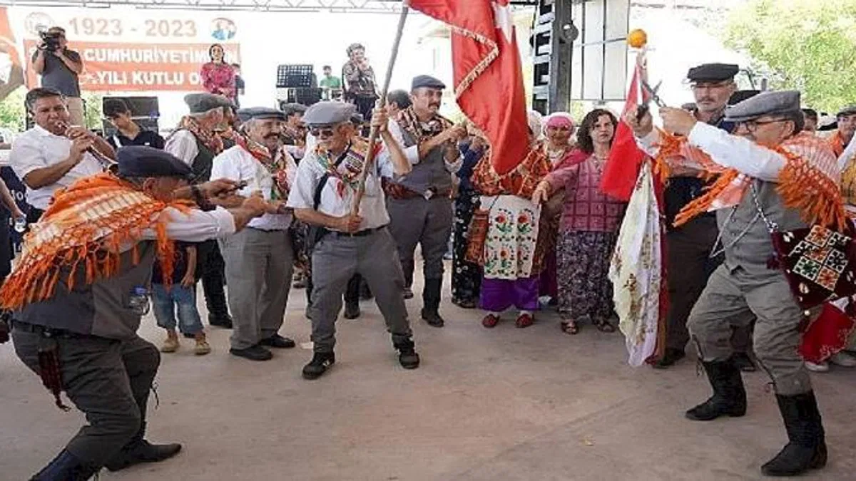 Başkan Tokat; "Cumhuriyetimizin yüzüncü yılında yörük şenliğini, Türbe köyleri ile buluşturmanın onur ve gururunu yaşıyoruz."