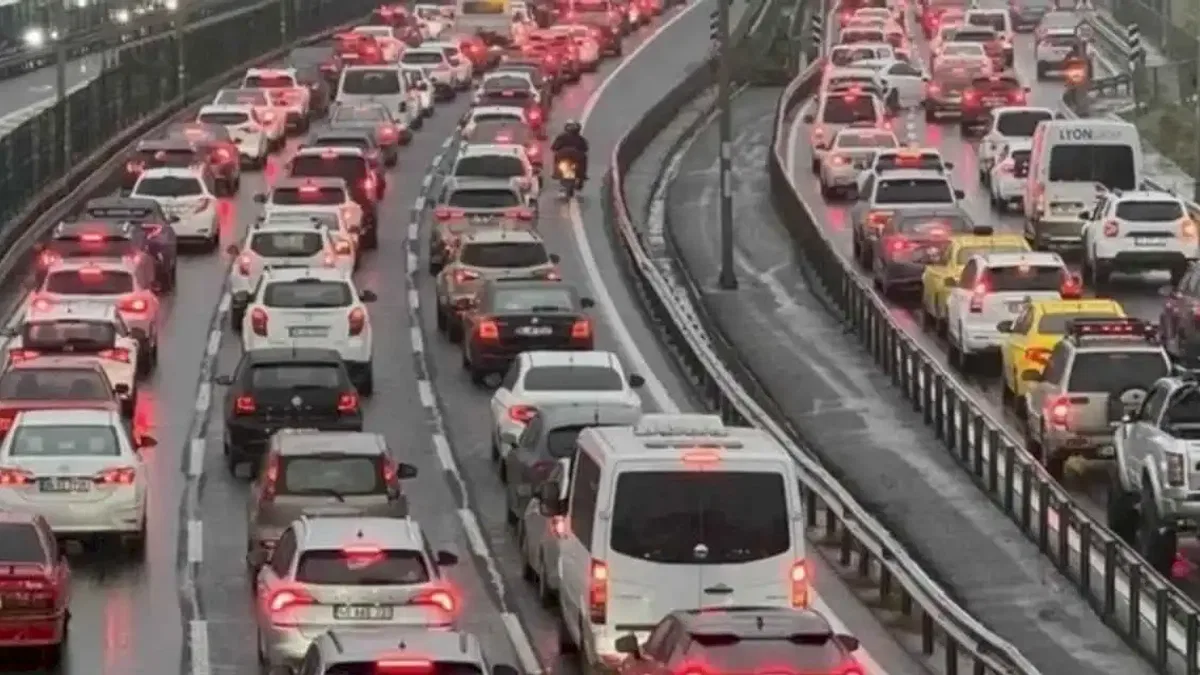 Toplam taşıt 33 milyonu aştı! Trafiğe aylık kayıt azaldı!