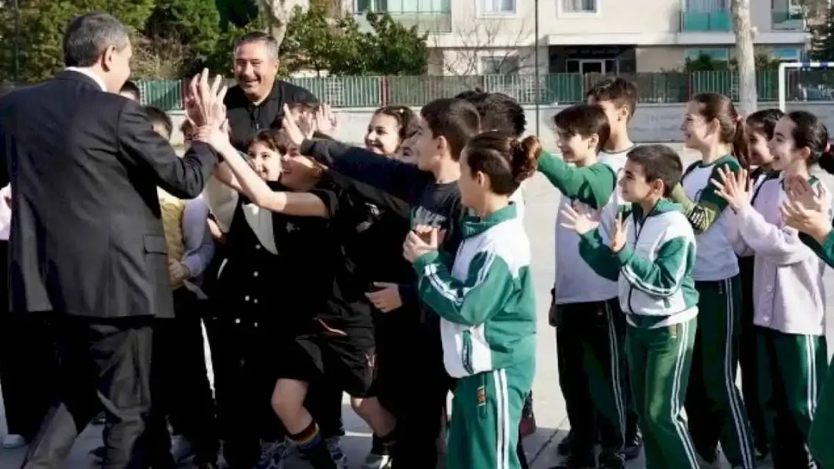 Bakan Tekin İzmir'de okul ziyaretleirnde