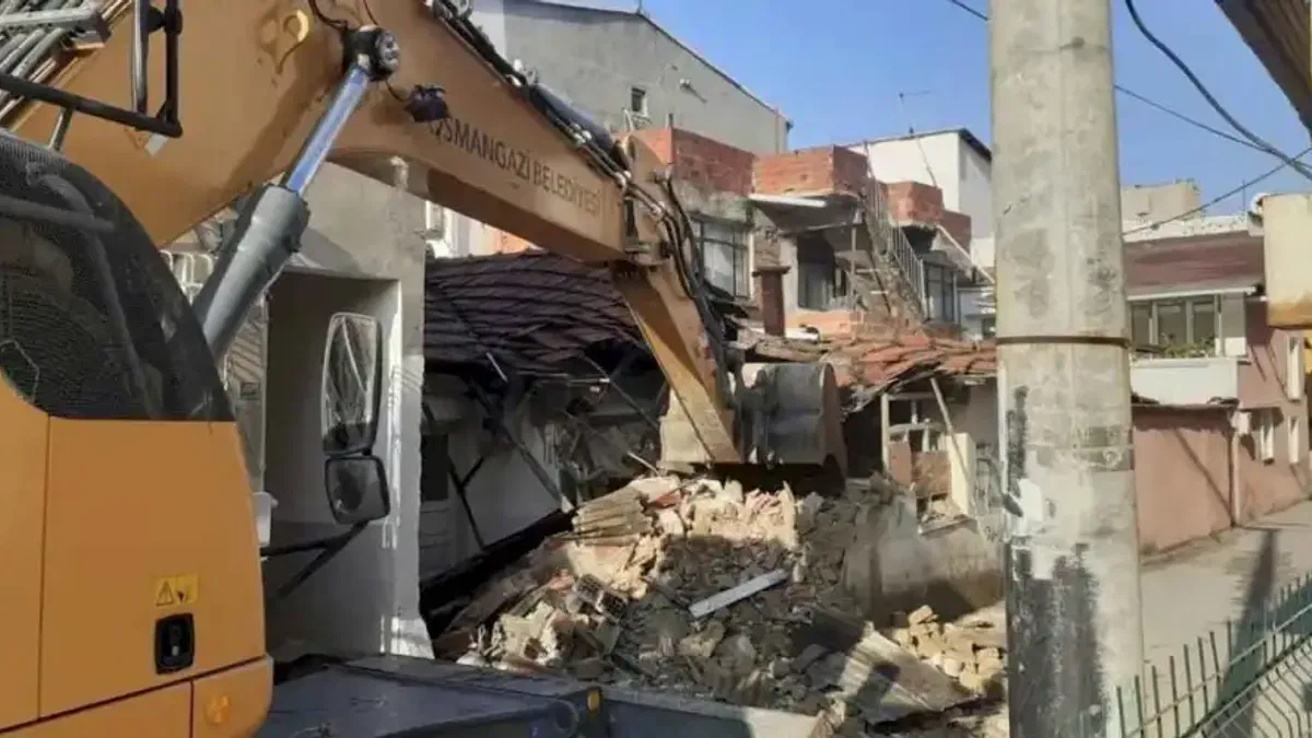 Bursa Osmangazi’de metruk binalar yıkılıyor
