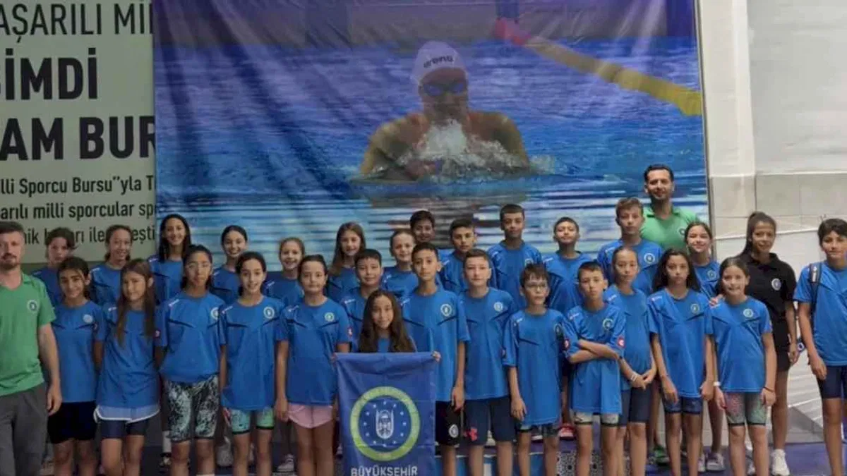 Bursa Büyükşehir Belediyesporlu kulaçlar madalyaları topladı
